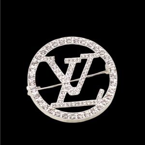 RHINESTONE AND SILVER FASHION BROOCH IN FASHION POUCH